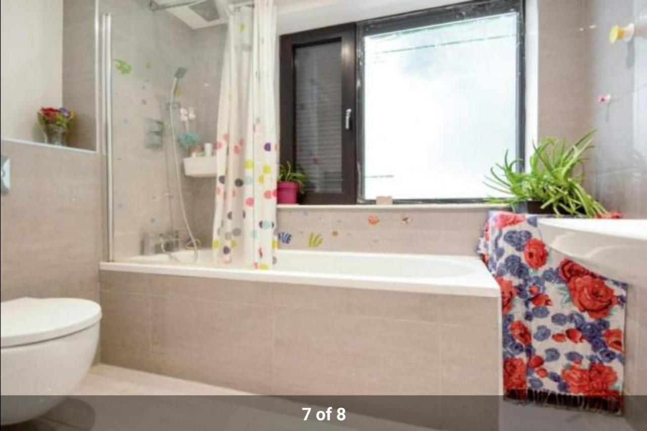 London Holiday Home Newly Refurbished - Entire 4 Bedroom Private House With Kitchen, Living Room & Private Garden - 1 Cape House London, Within 30 Mins From Central London, London Bridge & Canary Wharf Exterior foto