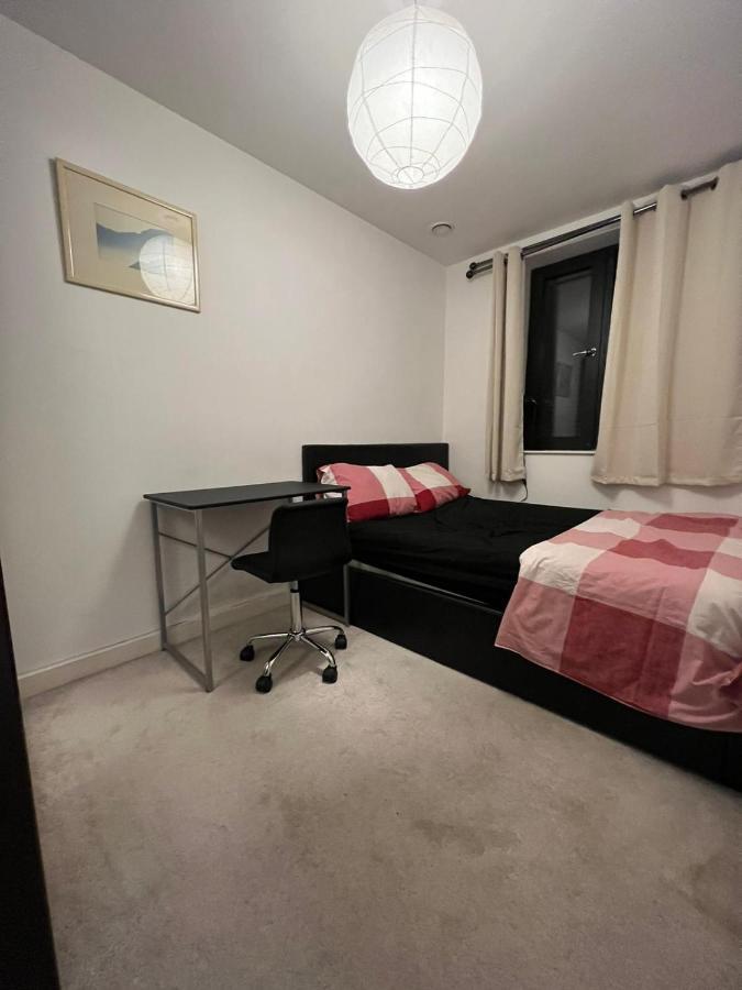 London Holiday Home Newly Refurbished - Entire 4 Bedroom Private House With Kitchen, Living Room & Private Garden - 1 Cape House London, Within 30 Mins From Central London, London Bridge & Canary Wharf Exterior foto